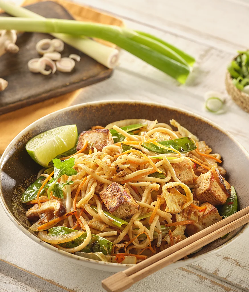 Wok de nouilles sautées au tofu et légumes