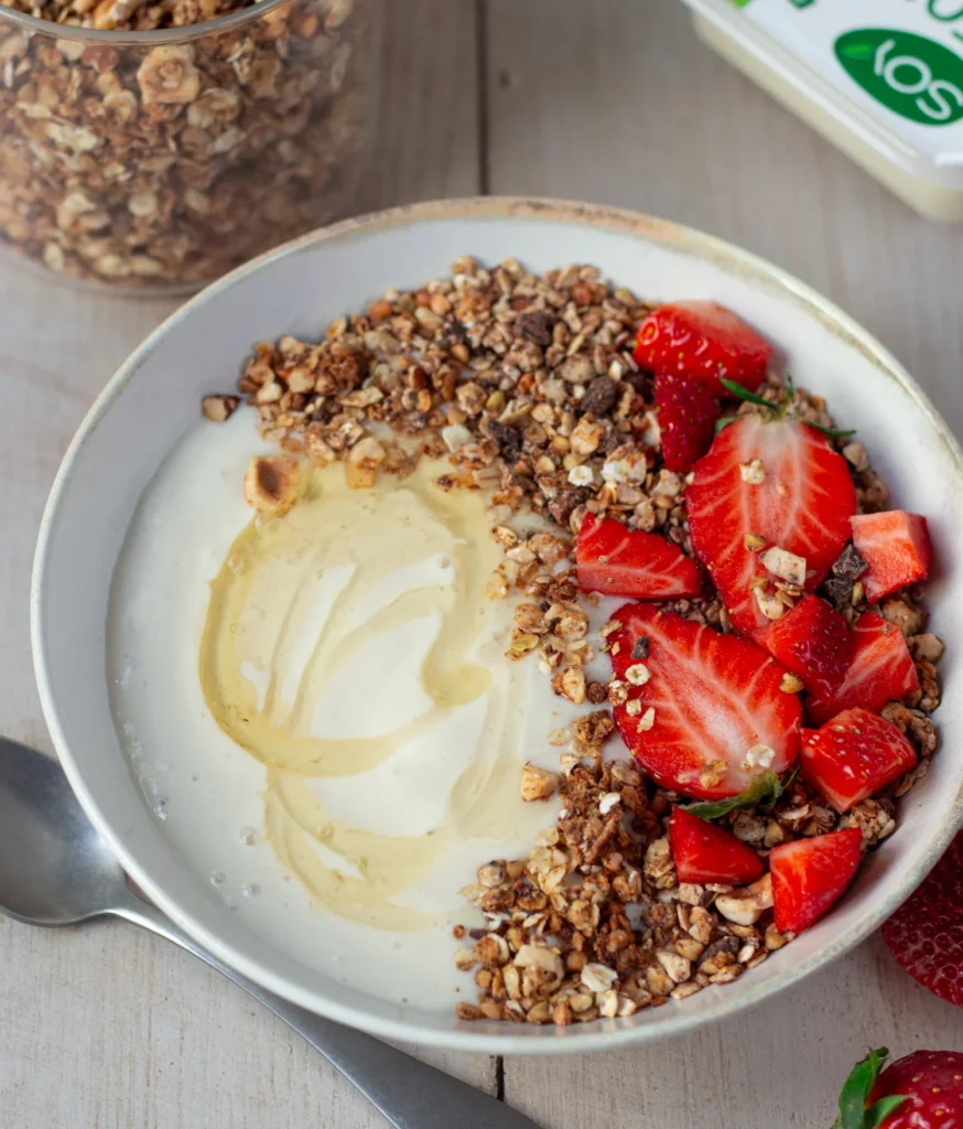 Granola croustillant, fraises & yaourt de tofu soyeux