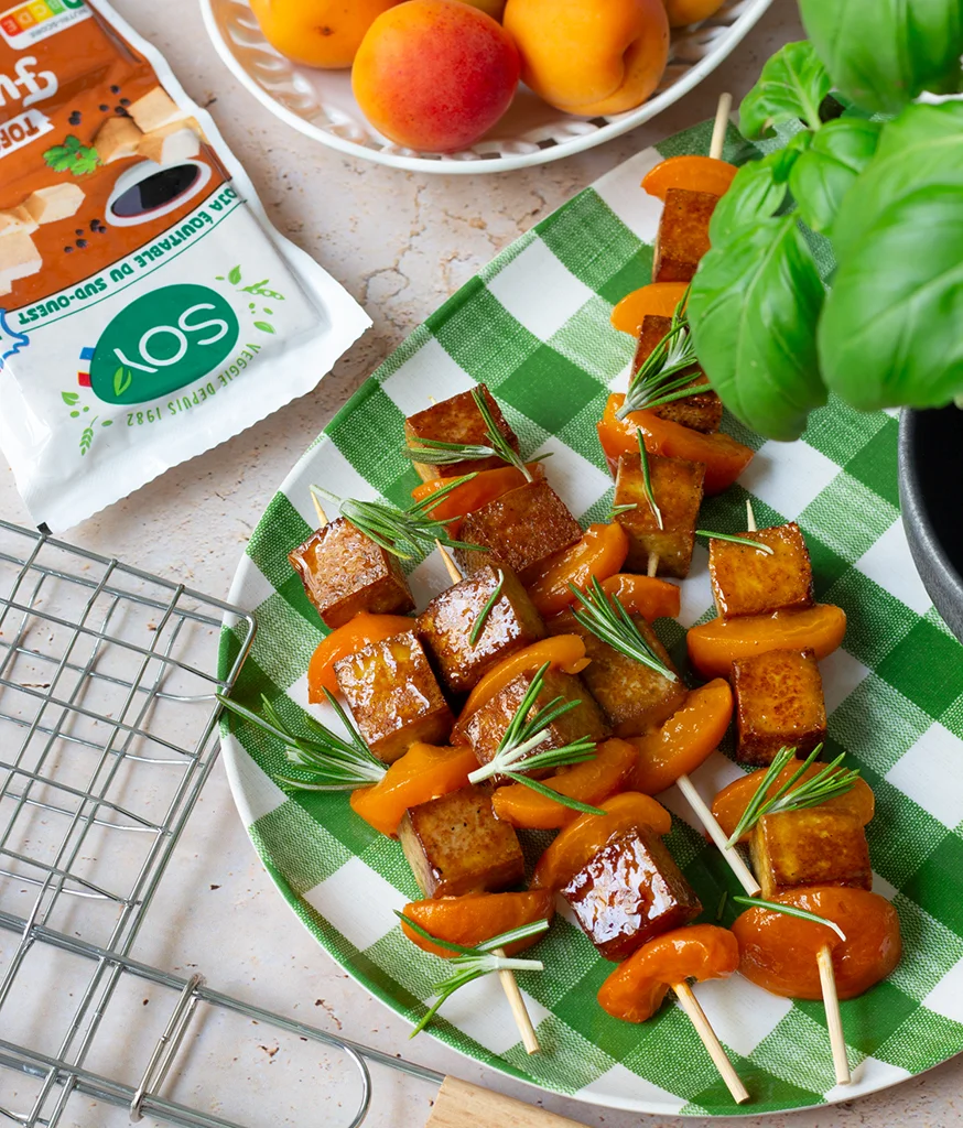 Brochettes de tofu fumé, abricots rôtis & romarin