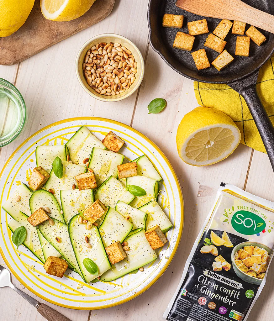 Carpaccio de courgettes, tofu citron gingembre & pignons de pin