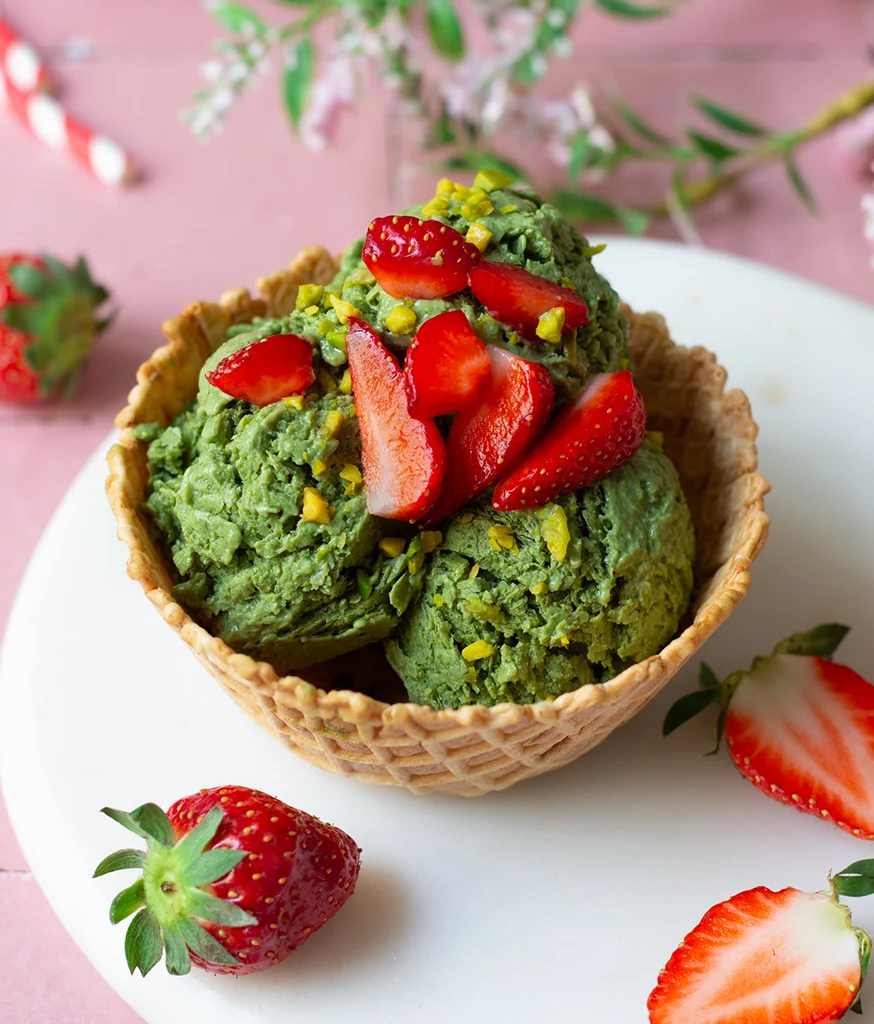 Glace matcha au tofu soyeux et fraises