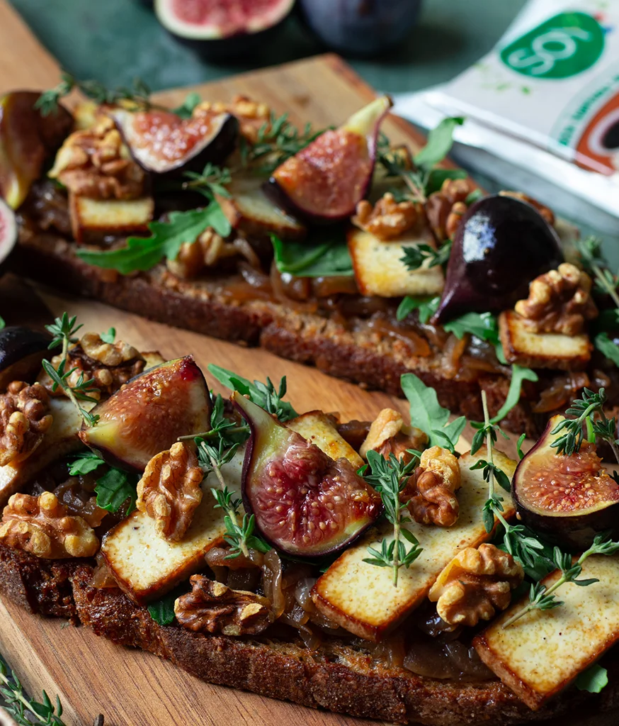 Tartine de figues rôties, tofu fumé & oignons confits