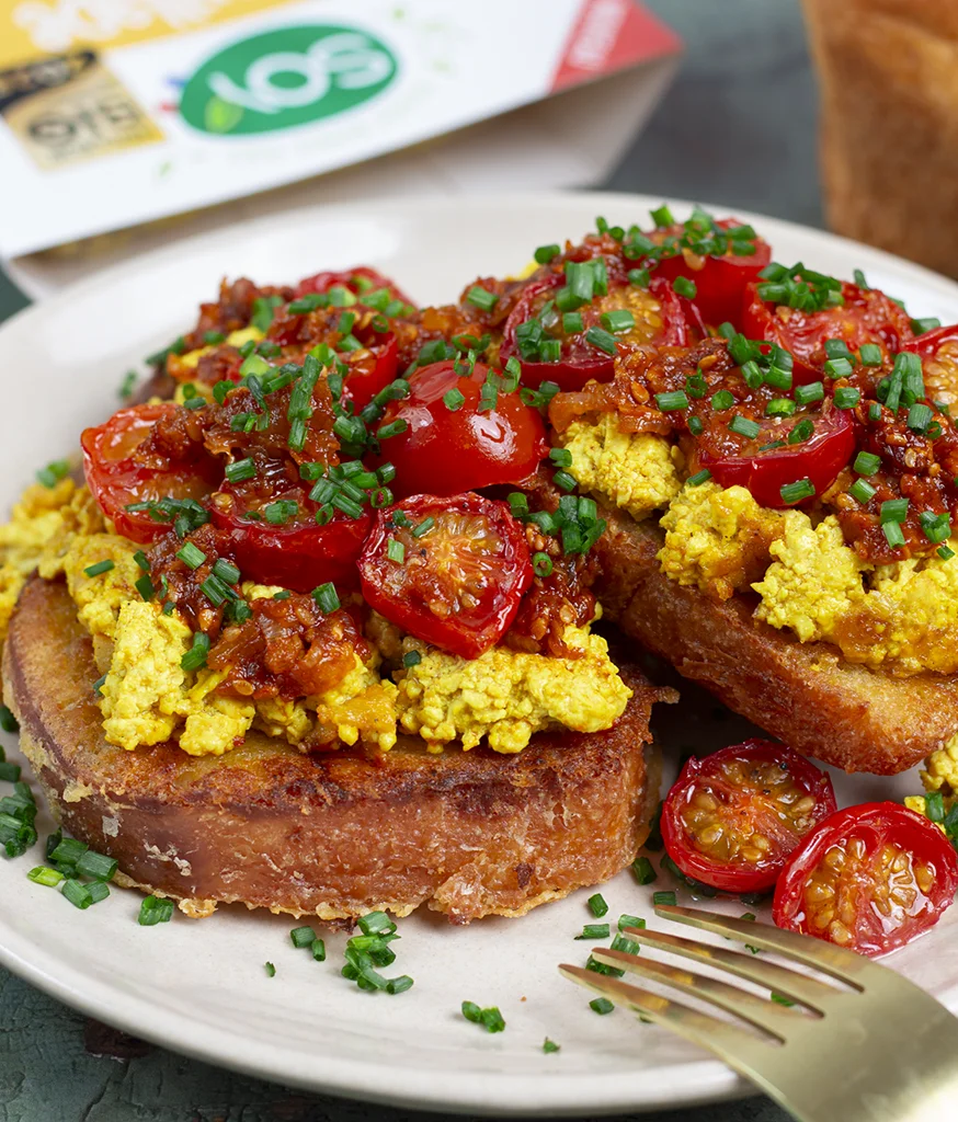 Brioche perdue salée, brouillade, tomates confites et crispy harissa